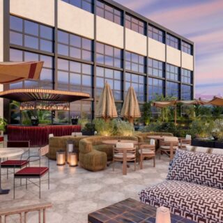Hyatt alcanza 158.000 habitaciones en proyectos y prevé crecer un 6% en 2026