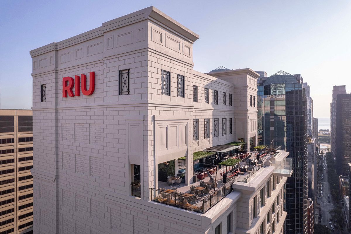 RIU Plaza Chicago consolida la expansión urbana de RIU Hotels en Norteamérica con 390 habitaciones en 28 plantas.