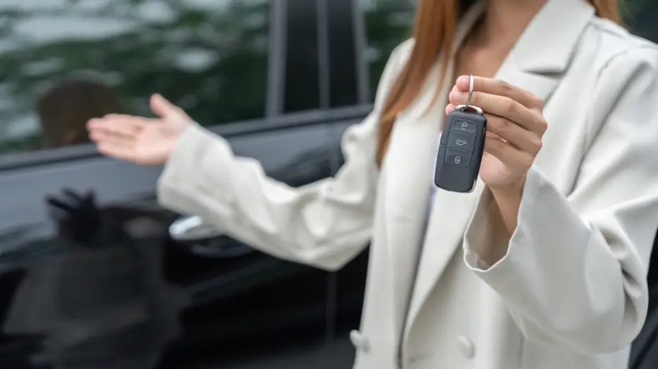 Escapadas de fin de semana, esperas de horas: por qué el alta en el mostrador ya no funciona en el alquiler de coches
